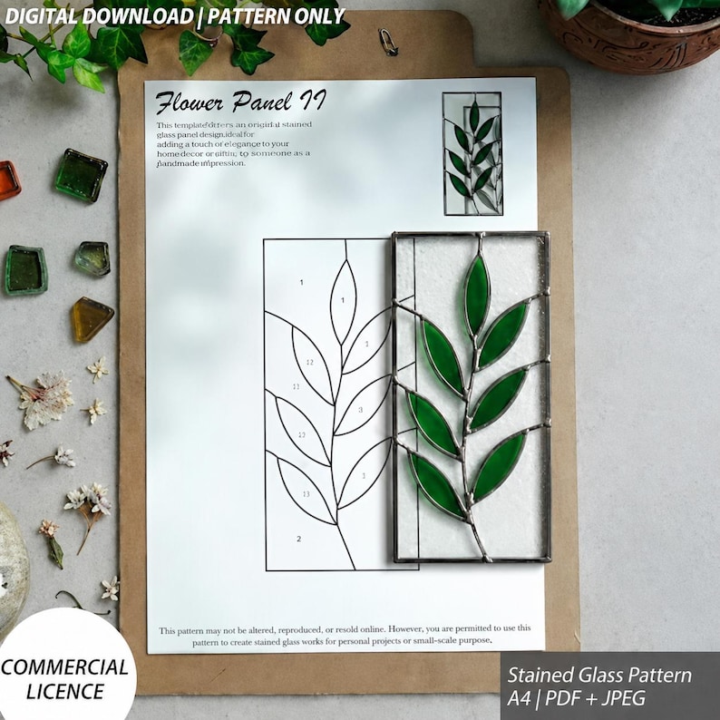 K&ouml;nnte beinhalten: Ein digitales Buntglas-Schnittmuster mit dem Titel Flower Panel II, bestehend aus einer Strichzeichnung eines Blattmotivs auf Papier und einem fertigen rechteckigen Buntglasfenster mit gr&uuml;nen Glasbl&auml;ttern und einem klaren, strukturierten Hintergrund.