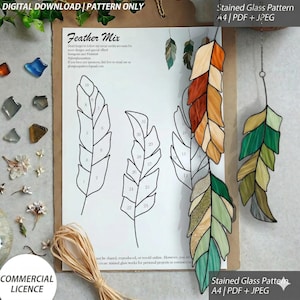 Puede incluir: Un patrón digital para diseños de plumas de vidrieras. La imagen muestra un patrón impreso con secciones numeradas, junto con plumas de vidrieras terminadas en tonos verdes, naranjas y marrones. El texto incluye "Feather Mix" y "Commercial Licence".