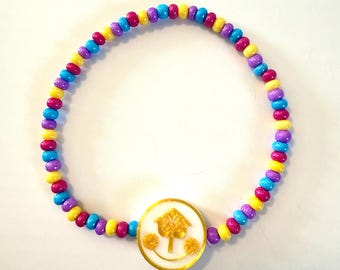 Pulseira de contas inspirada no relógio "It's a Small World"