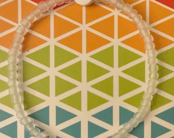 Pulseira de miçangas inspirada no Mickey - Branca que brilha no escuro com miçanga central branca