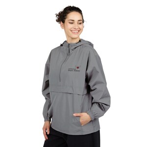 Puede incluir: Chaqueta anorak gris con capucha y media cremallera. La chaqueta presenta el texto "Professional Brain Athlete" con un gráfico de cerebro y barra. Tiene un bolsillo delantero y puños elásticos.