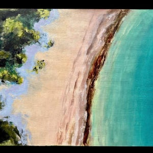 以下が含まれることがあります： ビーチの風景を上から見た油絵。砂浜、ターコイズブルーの水、緑の葉を描いた作品です。絵はテクスチャード加工された表面と自然な色使いです。