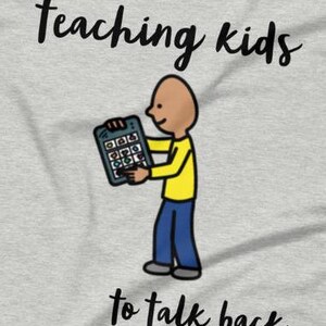 Op de afbeelding: Een cartoonillustratie van een persoon die kinderen leert terug te praten. De persoon houdt een tablet vast met kleurrijke knoppen. De tekst "teaching kids to talk back" is in zwart op een grijze achtergrond geschreven.