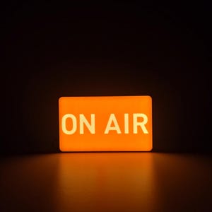 Insegna luminosa "On Air", lampada da studio a LED rossa e bianca, alimentata tramite USB, ideale per podcast e streaming, lampada da scrivania o da parete.