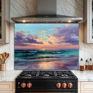 Könnte beinhalten: Küchenrückwand aus Glas mit einer lebendigen Ozean-Sonnenuntergangsszene. Das Kunstwerk zeigt türkisfarbene Wellen, einen Sandstrand und einen Himmel voller rosa, lila und orangefarbener Wolken. Die Rückwand ist über einem schwarzen Gasherd installiert.