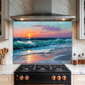 Könnte beinhalten: Eine lebendige Küchenrückwand mit Meeresmotiv, die einen Sonnenuntergang über dem Meer zeigt. Das Kunstwerk zeigt türkisfarbene Wellen, die an einem Sandstrand unter einem Himmel in Orange, Rosa und Lila brechen. Die Rückwand ist über einem schwarzen Gasherd angebracht.