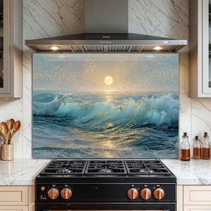 Könnte beinhalten: Eine Küchenrückwand mit einer ruhigen Meereslandschaft mit Vollmond. Das Kunstwerk zeigt türkisfarbene Wellen mit goldenen Akzenten und bildet einen beruhigenden und künstlerischen Blickfang über einem schwarzen Herd.