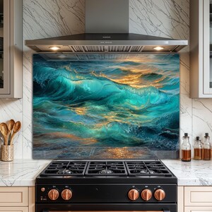 Puede incluir: Un protector contra salpicaduras de cocina con un diseño dinámico de olas oceánicas. La obra de arte presenta tonos turquesa y dorado, creando un punto focal artístico. El protector contra salpicaduras está instalado sobre una estufa negra.