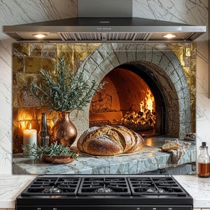 Peut inclure: Une scène de cuisine rustique avec un four en pierre et un feu. Un pain est posé sur un comptoir en marbre, à côté d'un vase en cuivre avec de la verdure, une bougie et une petite bouteille. La scène est éclairée par une lumière chaude.