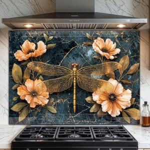 Puede incluir: Panel decorativo para cocina con una libélula dorada y flores color melocotón sobre un fondo de mármol azul oscuro. La libélula tiene alas detalladas y las flores tienen múltiples pétalos. El diseño incluye detalles dorados.