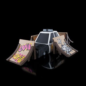 Obstáculo de parque de skate de carro de polícia impresso em 3D | Mini rampa de skate personalizável | Recurso de truque de fingerboard exclusivo | Presente para skatistas