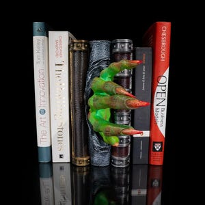 Creeping Out Book Nook: 3D Printed Spooky Bookshelf Insert