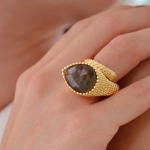 Labradorit droppring, guld statementring, justerbar ädelstensring, stor stenring, guldpläterad ring, present till henne
