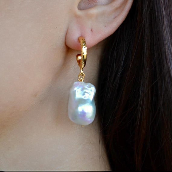 Baroque Pearl Drop Hoop Earrings, Gold Textured Huggie Dangles, Irregular Freshwater Pearl Statement Jewelry, Elegant Gift for Her