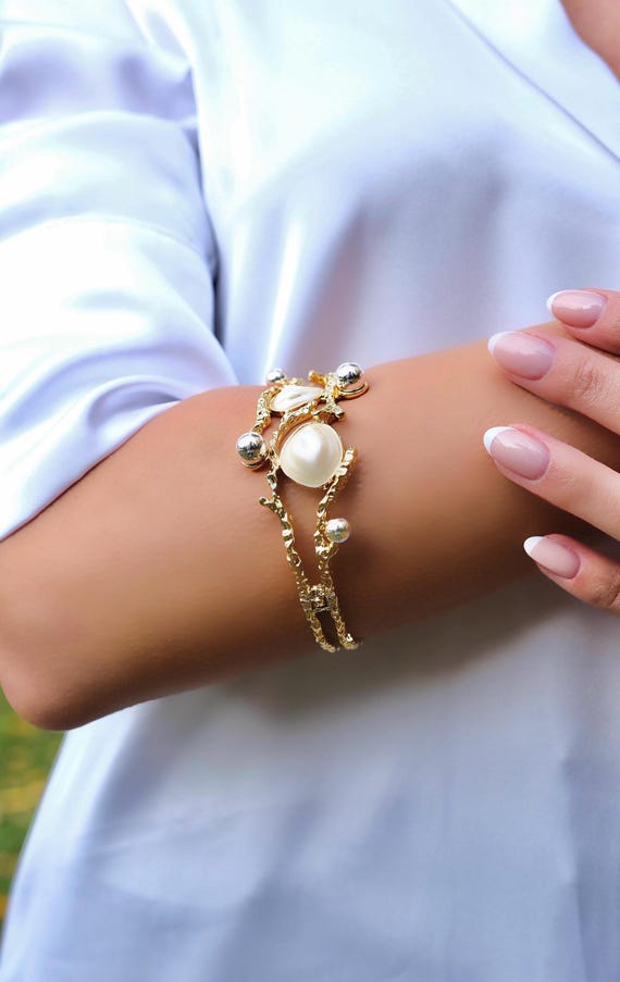 Gold Baroque Pearl Bracelet,Nature-Inspired Cuff Bracelet for Women,Handmade Statement Jewelry,Elegant Gift for Her, Fine Jewelry