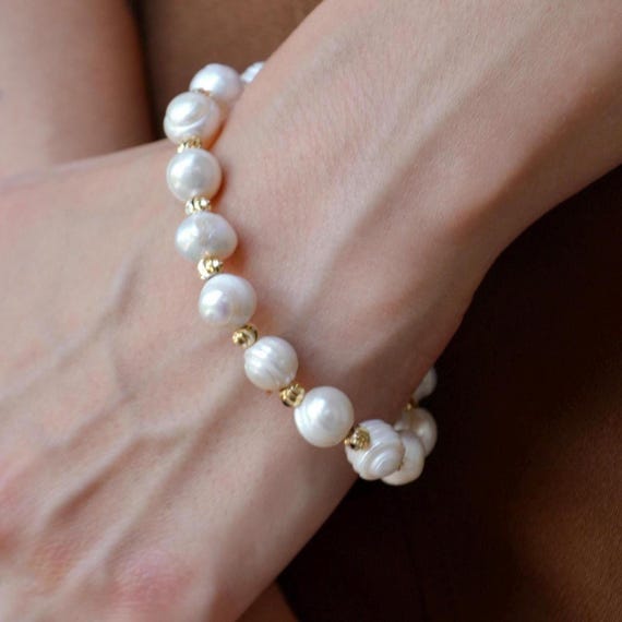 Dainty Baroque Pearl Bracelet, Gold Beaded Minimal Wristlet, Delicate Bridal Accessory