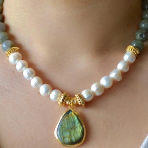 Collier de perles de labradorite, collier à pendentif en or, collier de pierres précieuses naturelles, collier de perles baroques, collier tendance, cadeau pour elle