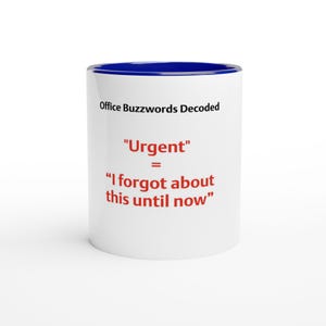 Op de afbeelding: Een witte keramische mok met een blauwe binnenkant. De buitenkant is voorzien van zwarte tekst Office Buzzwords Decoded en rode tekst die luidt Urgent = I forgot about this until now. De mok heeft een cilindrische vorm en een gladde afwerking.