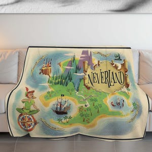 Può includere: Una coperta color crema con una mappa di Neverland con illustrazioni di Peter Pan. La mappa include punti di riferimento come Skull Rock, Mermaid Lagoon e Pirate Cove. La parola "Neverland" è visualizzata in una pergamena.