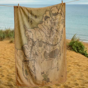 Serviette de carte fantastique, inspirée de la Terre du Milieu, serviette de plage aventure, serviette de conception de carte, idée cadeau unique, serviette de style Seigneur des anneaux
