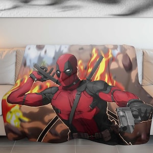 Puede incluir: Un personaje de superh&eacute;roe rojo y negro con una m&aacute;scara y una pistola, de pie sobre un fondo de fuego. El personaje lleva un traje rojo y negro con un cintur&oacute;n y una m&aacute;scara negra. El personaje sostiene una pistola en una mano y una espada en la otra. El fondo es de color naranja y amarillo fuego.