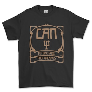 Può includere: T-shirt nera con un design grafico marrone. Il design include la parola "CAN", un simbolo e le frasi "FUTURE DAYS" e "POET ARCHIVES". La maglietta ha un girocollo e maniche corte.