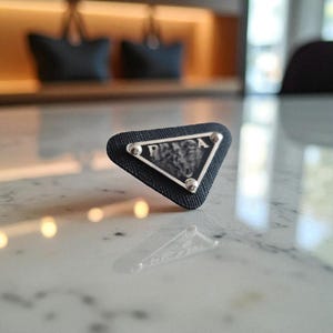 Badge inspiration triangle noir et argent
