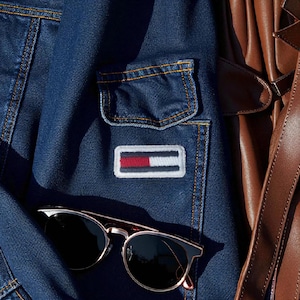 Emblema original da jaqueta Tommy, 2,5 cm x 1 cm.