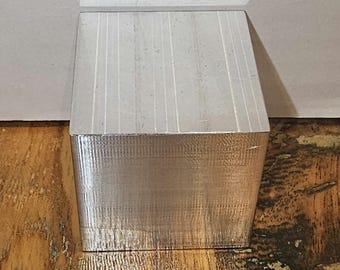 Cubo de aluminio de 34 mm con acabado mecanizado.