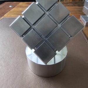 Aluminium Cube stand round