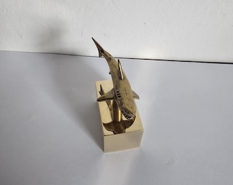 Tiburón en latón