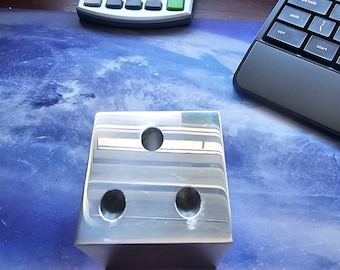 Portalápices cúbico de aluminio de 60 mm de lado.