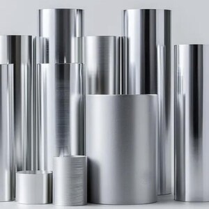 Könnte beinhalten: Eine Ansammlung verschieden großer, zylindrischer Metallrohre. Die Rohre sind in einer Gruppe angeordnet, wobei einige aufrecht stehen und andere horizontal liegen. Das Metall hat eine glänzende, reflektierende Oberfläche und die Gesamtfarbe ist Silber.
