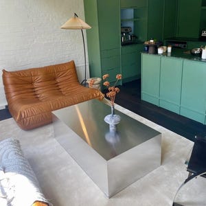 Alle salontafels zijn van aluminium. Controleer de afmetingen voordat u bestelt; alle maten zijn op maat gemaakt.