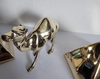 Dos pirámides egipcias y un camello con acabado de espejo para la decoración del hogar.