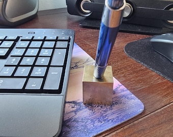 Portalápices cúbico de latón de 31 mm de lado.