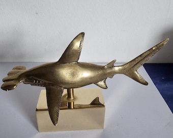 Tiburón martillo en latón