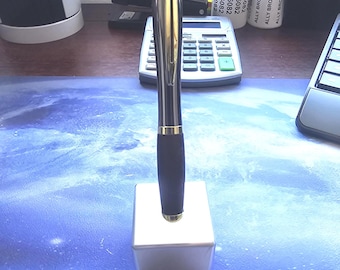 Portalápices cúbico de aluminio de 38 mm de lado.