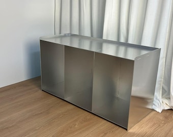 Aparador de aluminio. Por favor, compruebe las medidas antes de realizar el pedido.