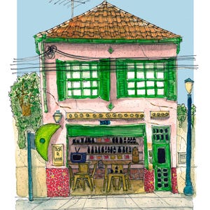 Pode incluir: Uma ilustração em aguarela de um edifício de dois andares com fachada cor-de-rosa, persianas verdes e telhado de telhas castanhas. O rés-do-chão apresenta um bar aberto com mesas, cadeiras, prateleiras de garrafas e Bar & Tapas.