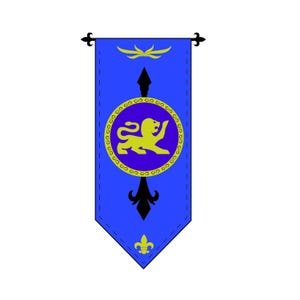 Puede incluir: Un estandarte azul con un león dorado en un círculo sobre un fondo morado. El estandarte tiene una flor de lis dorada en la parte inferior y un diseño dorado en la parte superior.