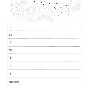 Può includere: Un'agenda settimanale in bianco e nero con illustrazioni a tema celeste. La parte superiore dell'agenda presenta le parole "WEEKLY PLANNER" sopra un disegno di sole, stelle e luna. I giorni della settimana sono elencati, con una sezione note in basso.