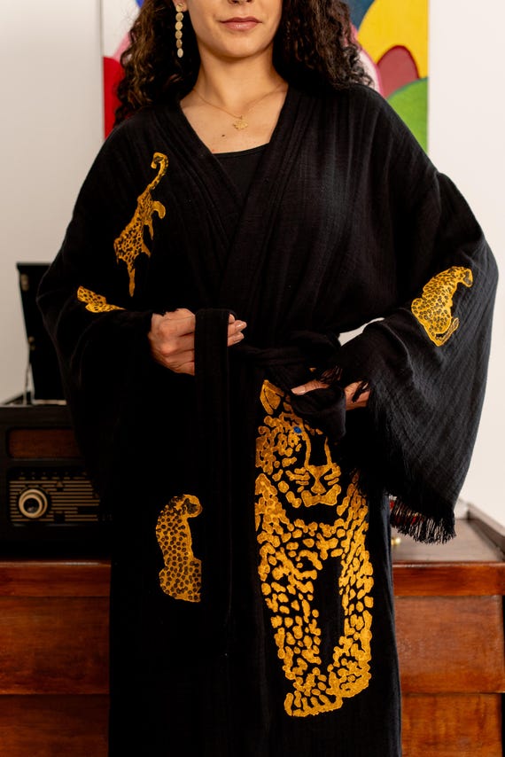 【送料&関税込】Black Kimono Bathrobe With Leopard Trim In C Black Leopard Kimono, Caftan, Spa, Bathrobe, Dressing Gown