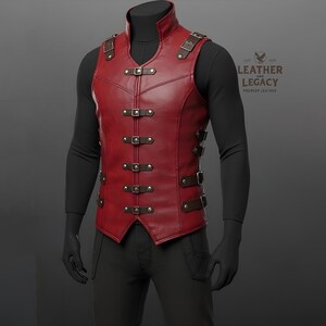 Puede incluir: Un chaleco de cuero rojo con hebillas y correas marrones. El chaleco tiene un cuello alto y una silueta ajustada. El chaleco está hecho de cuero de alta calidad y tiene una construcción duradera. El chaleco es perfecto para agregar un toque de estilo a cualquier atuendo.