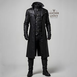 以下が含まれることがあります： 襟が高く、複数のバックルが付いた黒い革のトレンチコート。コートは長く、流れるようなシルエットで、黒いシャツとパンツの上に着用されています。