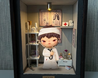 Boîte de présentation Hirono UNIQUEMENT - Vitrine faite main - Guérisseur, série Cité de la Miséricorde