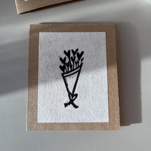Handgemaakte linoprintkaart met hartboeket