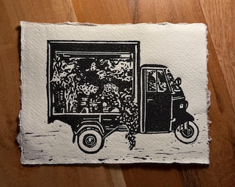 Grabado artesanal en linóleo sobre camión de flores. Tamaño A6, impreso en papel de algodón. Envío gratuito (Reino Unido e internacional).