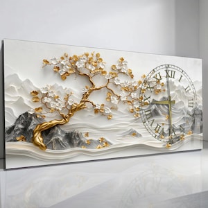 Può includere: Orologio da parete rettangolare con un albero dorato, fiori bianchi e foglie dorate. Il quadrante dell'orologio presenta numeri romani, su uno sfondo di paesaggio montuoso grigio e bianco.