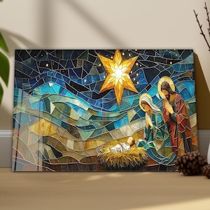 Könnte beinhalten: Ein Kunstwerk im Stil eines Buntglasfensters, das die Weihnachtsgeschichte darstellt. Das Kunstwerk zeigt einen großen goldenen Stern, ein Baby in einer Krippe, Maria und Josef sowie einen mosaikartigen Hintergrund in Blau-, Grün- und Brauntönen.